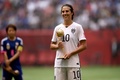 女子サッカーW杯カナダ大会・決勝、米国対日本。最優秀選手に贈られるゴールデンボールのトロフィーを手にポーズをとる米国のカーリー・ロイド（2015年7月5日撮影）。(c)AFP/Getty Images/Dennis Grombkowski