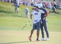 男子ゴルフ米国ツアーメジャー第2戦、全米オープン選手権最終日。キャディーと優勝を喜び合うブルックス・ケプカ（右、2018年6月17日撮影）。(c)Ross Kinnaird/Getty Images/AFP