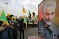 イラクの首都バグダッドで、イラン革命防衛隊のガセム・ソレイマニ司令官と人民動員隊のアブ・マフディ・ムハンディス副司令官の葬列に加わった、人民動員隊や親イラン派武装組織「神の党旅団（カタイブ・ヒズボラ）」の支持者ら（2020年1月4日撮影）。(c)AFP/Ahmad AL-RUBAYE