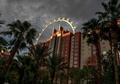 米ネバダ（Nevada）州ラスベガス（Las Vegas）にオープンした高さ世界一の観覧車「ハイローラー（High Roller）」（2014年4月11日撮影）。(c)AFP/JOE KLAMAR