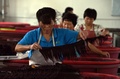 中国・安徽（Anhui）省の太和（Taihe）県にある工場で、ヘアエクステンションを作る作業員たち（2014年7月28日撮影）。(c)AFP/Greg BAKER
