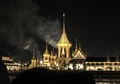 タイの首都バンコクで、故プミポン・アドゥンヤデート前国王の遺体が荼毘に付される施設から立ち昇る煙（2017年10月26日撮影）。(c)AFP