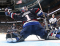 写真は、パックをセーブするカナックスのゴーリー、ロベルト・ルオンゴ（%%Roberto Luongo%%）。(c)AFP/Getty Images Jeff Vinnick