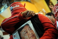 タイのバンコク（Bangkok）の野党本部で、同国最高裁がタクシン・シナワット（Thaksin Shinawatra）元首相の財産の一部を没収する判決を下したとのニュースを聞いて涙を流すタクシン元首相の支持者（2010年2月26日撮影）。(c)AFP/Christophe ARCHAMBAULT
