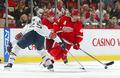 レッドウィングスのヘンリク・ゼッターバーグ（%%Henrik Zetterberg%%、右）とパックを競り合うオイラーズのヨニ・ピカネン（%%Joni Pitkanen%%、左）。(c)AFP/Getty Images Dave Sandford