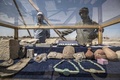 エジプト・ルクソール近郊で発見された古代都市遺構で出土した古代遺物（2021年4月10日撮影）。(c)Khaled DESOUKI / AFP