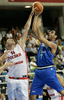 イタリアのマッテオ・ソラーニャ（%%Matteo Soragna%%、右）のシュートをブロックするポーランドの%%Przemyslaw Frausnkiewicz%%(c)AFP/JOSE JORDAN