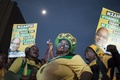 南アフリカのヨハネスブルク（Johannesburg）で、与党・アフリカ民族会議（ANC）の勝利を喜ぶ支持者たち（2014年5月10日撮影）。(c)AFP/GIANLUIGI GUERCIA