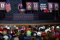 米ウィスコンシン州プレーリードゥシーンで開かれた選挙集会で演説する共和党の大統領候補、ドナルド・トランプ前大統領（2024年9月28日撮影）。(c)KAMIL KRZACZYNSKI / AFP