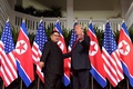 シンガポールのカペラホテルで米朝首脳会談に臨むドナルド・トランプ米大統領（右）と金正恩朝鮮労働党委員長（2018年6月12日撮影）。(c)AFP PHOTO / SAUL LOEB