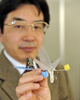1秒間に30回の高速で羽根を動かし、空中を羽ばたくことのできる「ハチドリ型ロボット」を披露する開発者の劉浩（Hiroshi Liu）千葉大学（Chiba University）教授（2009年12月28日撮影）。(c)AFP/Yoshikazu TSUNO