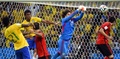サッカーW杯ブラジル大会（2014 World Cup）グループA、ブラジル対メキシコ。シュートをセーブするメキシコのGKギジェルモ・オチョア（Guillermo Ochoa、中央、2014年6月17日撮影）。(c)AFP/ODD ANDERSEN