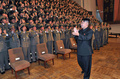 軍人らとの写真撮影に臨む金正恩（キム・ジョンウン、Kim Jong-Un）第1書記（2012年11月27日公開）。(c)AFP/KCNA VIA KNS