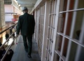 米カリフォルニア（California）州サンフランシスコ（San Francisco）にある悪名高いアルカトラズ島（Alcatraz Island）は21日、島に作られた連邦刑務所の閉鎖から50年を迎えた。アルカトラズ島は当初、軍事要塞化され、やがて軍刑務所となった。施設は1934年に連邦刑務所局（Bureau of Prisons）に移管されて連邦刑務所となった後、1963年に閉鎖された。現在は国立公園の一部となっている。

アルカトラズ島を管理する国立公園局（National Park Service）では、閉鎖50年を記念して、閉鎖される直前の刑務所を撮影した写真展を同島で開催している。写真はいずれもロサンゼルス（Los Angeles）を中心に活動していたフリーカメラマン、リー・ウィーナー（Leigh Wiener）氏が撮影したもので、新たに見つかった作品という。

写真は、旧アルカトラズ刑務所の内部を案内する国立公園管理官（2013年3月21日撮影）。(c)AFP/Getty Images/Justin Sullivan