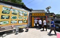梁家河村の農家レストランに入る観光客（2020年7月29日撮影）。(c)Xinhua News