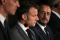 フランスのエマニュエル・マクロン大統領（中央）。キプロス・パフォスで（2024年10月11日撮影）。(c)Thomas SAMSON / AFP