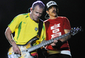 世界最大の音楽祭「ロック・イン・リオ（Rock in Rio）」が23日、ブラジルのリオデジャネイロ（Rio de Janeiro）で開幕した。1週間にわたって開催され、会期中70万人の来場者を見込んでいる。23日にはエルトン・ジョン（Elton John）、24日にはリアーナ（Rihanna）、25日にはレッド・ホット・チリ・ペッパーズ（Red Hot Chili Peppers）が出演。ケイティ・ペリー（Katy Perry）やコールドプレイ（Coldplay）の出演も予定されている。

　写真は、ステージで熱唱するレッド・ホット・チリ・ペッパーズのアンソニー・キーディス（Anthony Kiedis、右）とベーシストのフリー（Flea、2011年9月25日撮影）。(c)AFP/ANDRE DURAO