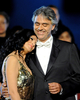 イタリア・ローマ（Rome）の古代遺跡コロッセオ（Colosseum）で25日、オペラ歌手アンドレア・ボチェッリ（Andrea Bocelli）が同国アブルツォ（Abruzzo）州の交響楽団とともに、チャリティーコンサートを開催した。このコンサートは、4月のイタリア中部地震で被害を受けた音楽学校の再建を目的に行われた。会場に入ることのできた観客は、わずか380人だった。写真は、ステージで歌声を披露したボチェッリ（右）とルーマニアのソプラノ歌手アンジェラ・ゲオルギュー（Angela Gheorghiu、2009年5月25日撮影）。(c)AFP/TIZIANA FABI
