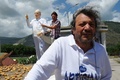 就任以来、初めて制作されたローマ・カトリック教会のフランシスコ（Francis）法王の像が、イタリア南部ナポリ（Naple
）近郊の小村チッチャーノ（Cicciano）のジャガイモ畑で20日、お披露目された。

法王の両親が同国北部ピエモンテ（Piedmont）州の出身で、多くのイタリア人たちと同様、2度の世界大戦の間にアルゼンチンに移住したことに敬意を表して作られたものだという。チッチャーノ出身の俳優、バルバート・デステファノ（Barbato De Stefano）さんが来月バチカン（Vatican）で、法王に献上する予定だ。

写真は、ジャガイモ畑に立つフランシス法王の像と制作した彫刻家のジュゼッペ・インペラトーレ（Giuseppe Imperatore）氏（手前、2013年5月20日撮影）。(c)AFP/MARIO LAPORTA