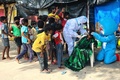 インドのムンバイ（旧ボンベイ）のスラム街で、NGOが実施した子どものヘアカット（2021年5月24日撮影）。(c)Sujit Jaiswal / AFP