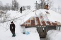 欧州の広い地域で長引く大寒波による死者は13日、600人以上に達した。ロシア保健省によると同国では今年に入り約215人が死亡している。

写真はルーマニアの首都ブカレスト（Bucharest）東方100キロ、深雪に見舞われたCarligu Mic村（2012年2月11日撮影）。(c)AFP/DANIEL MIHAILESCU