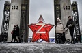 ロシア首都モスクワのゴーリキー公園に飾られたクレムリンの星の模型とロシア軍によるウクライナ侵攻のシンボルである「Z」の文字（2022年12月29日撮影）。(c)Alexander NEMENOV / AFP