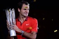 男子テニス、上海マスターズ（2014 Shanghai Rolex Masters）シングルス決勝。優勝を飾り、トロフィーを手にするロジャー・フェデラー（Roger Federer、2014年10月12日撮影）。(c)AFP/JOHANNES EISELE