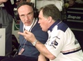 フォーミュラワン（F1、F1世界選手権）、ウィリアムズのチーム代表を務めるフランク・ウィリアムズ氏（左）と技術ディレクターのパトリック・ヘッド氏（1997年10月26日撮影、資料写真）。(c)Eric CABANIS / AFP