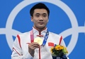 東京五輪、男子10メートル高飛び込みの表彰式で金メダルを手にポーズを取る中国の曹縁（2021年8月7日撮影）。(c)Oli SCARFF / AFP