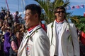 サーフィン競技の会場となるフランス領ポリネシアのタヒチ島チョープーで、パリ五輪の開会式に臨む稲葉玲王（左）とコナー・オレアリー（2024年7月26日撮影）。(c)Ed Sloane / POOL / AFP