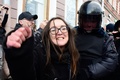 ロシア・サンクトペテルブルクで開かれた集会で、警察に身柄を拘束されるLGBT活動家のエレーナ・グリゴリエワさん（2018年10月28日撮影）。(c)Olga MALTSEVA / AFP