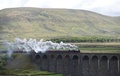 英イングランド北部にある1875年に完成したリブルヘッド陸橋を走る蒸気機関車（2015年5月26日撮影）。(c)AFP/OLI SCARFF
