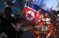 韓国・ソウルで行われた反北朝鮮デモで、落書きをした金正恩朝鮮労働党委員長のプラカードを持って抗議する、親米保守派の活動家ら（2019年2月25日撮影）。(c)Jung Yeon-je / AFP