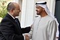 アラブ首長国連邦（UAE）の首都アブダビで、イスラエルのナフタリ・ベネット首相（左）を歓迎するアブダビ首長国のムハンマド・ビン・ザイド皇太子。イスラエル政府広報室提供（2021年12月13日公開）。(c)AFP PHOTO / GPO
