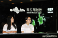 韓国・ソウル（Seoul）にオープンした「独島体験館（Dokdo Museum Seoul）」の案内所に立つスタッフ（2012年9月14日撮影）。(c)AFP/JUNG YEON-JE