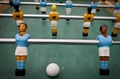 フランス南部のエクスマルセイユ大学に設置されたテーブルサッカー台の男女プレーヤ―の人形（2019年11月14日撮影）。(c)GERARD JULIEN / AFP