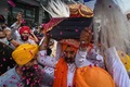 インドの首都にあるデリー国際空港で、アフガニスタンから退避してきたシーク教徒が持ち帰った同教の聖典「グル・グラント・サーヒブ」を運ぶ男性（2021年8月24日撮影）。(c)Money SHARMA / AFP