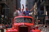 米NYでコロナ禍の「英雄」たたえるパレード開催