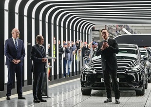 テスラ、初の欧州産EV引き渡し 独工場で生産開始
