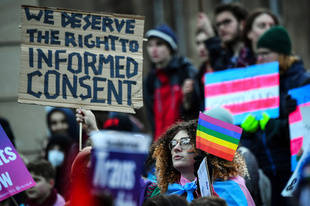 トランスジェンダー保護含む新法で論争 ハリポタ作者も非難 英スコットランド