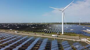 中国、風力・太陽光の発電容量 初めて火力上回る