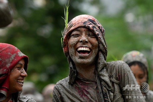 はじけろ！ 泥だらけで祝う「田植えの日」 ネパール 写真20枚 国際