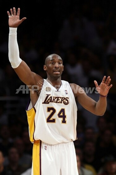 超超超レア BAPE ✖️Lakers ✖️コービーブライアント コービー レギュラーシーズンMVPを初受賞 写真1枚 国際ニュース：AFPBB