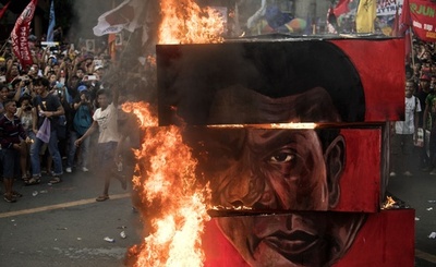 フィリピン、ドゥテルテ大統領の反対派と支持派がそれぞれ集会