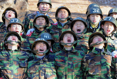 心身を鍛練、中学生が海兵隊の訓練に参加