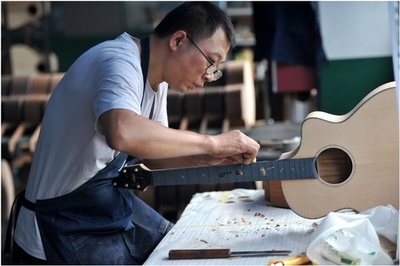 中国貴州省正安県のギター産業 豊かになる曲を弾く