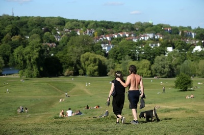 家での性行為はNG？ 英のコロナ新指針に批判、外ならいいのかと皮肉る声も