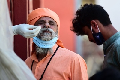 インド、1日のコロナ新規感染者20万人で過去最多 10日で2倍