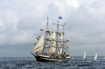 壮観！数千隻の帆船が海を大行進、仏