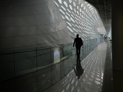 中国、空港で「デルタ株」感染者 約400便キャンセル